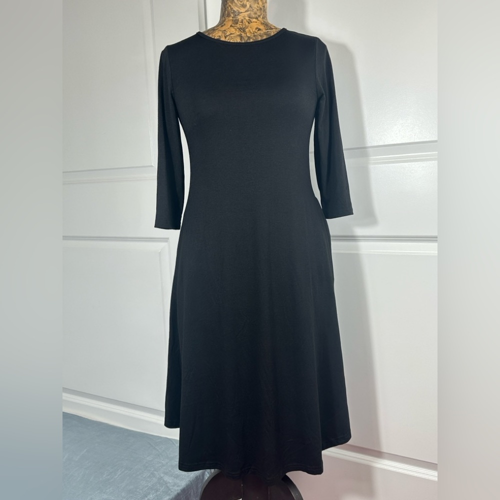Elegant Black Midi A-Line Dress with Three-Quarter Sleeves